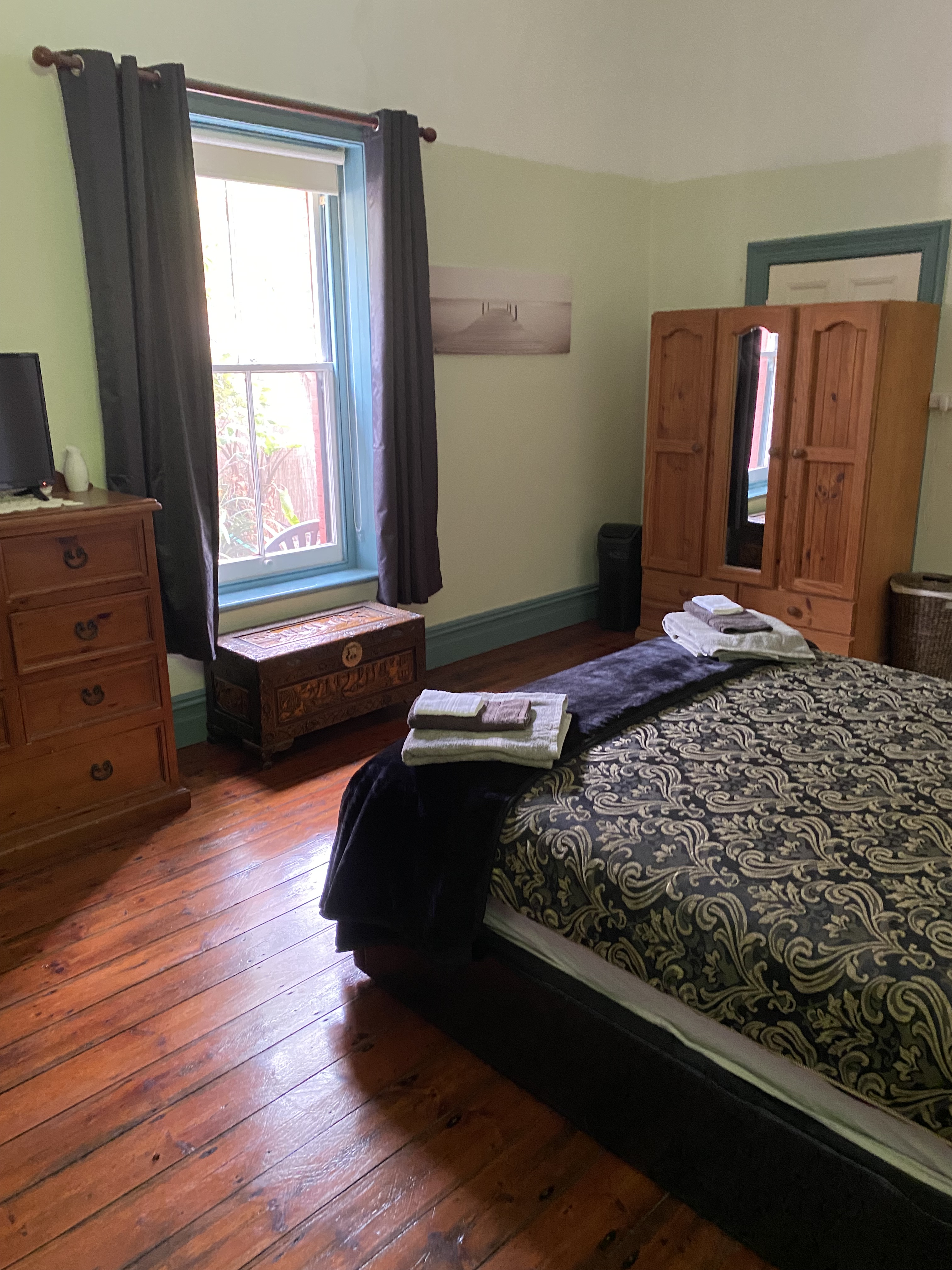 image of a queen bedroom in a heritage country home accommodation in Tailem Bend, South Australia