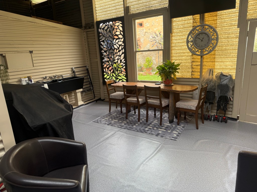 patio for relaxing with laundry machine and clothes dryer in Tailem Bend accommodation